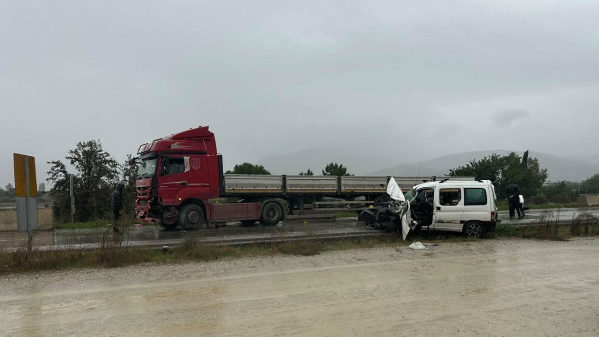 TIR ile hafif ticari araç kafa kafaya çarpıştı: Feci kazada 1 can kaybı! TIR ile hafif ticari araç kafa kafaya çarpıştı: Feci kazada 1 can kaybı!